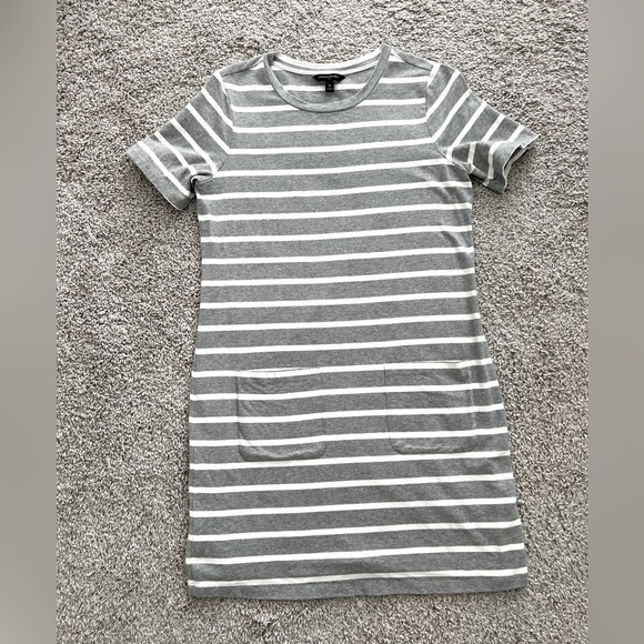 Gray and white striped Banana Republic dress with two front pockets. - Picture 1 of 1